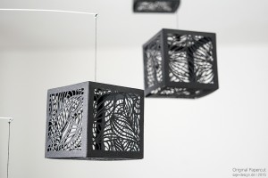 Scherenschnitt: Floating Boxes Windspiel