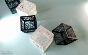 Ausstellung Vorbereitungen: Scherenschnitt Würfel