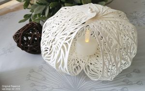Scherenschnitt-Lampion mit LED-Kerzenlicht