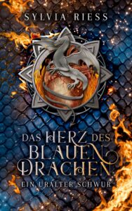 Cover zum Roman "Das Herz des blauen Drachen: Ein uralter Schwur" von Sylvia Riess. Es zeigt eine blaue Drachenhaut, die von Feuer durchzogen ist. Im oberen Drittel ist ein silbernes Medaillon mit einem Drachen zu sehen, der ein Herz umklammert.